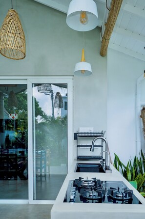 Private kitchen - New Tropical 3-Bedroom Villa with Private Pool, 450m to Kabalana Beach (Ahangama)