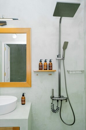 Bruser, hårtørrer, bidet, håndklæder