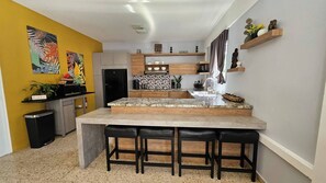 Refrigerador, microondas, parrilla de estufa y cafetera y tetera 