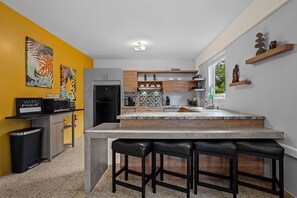 Frigorífic, microones, placa de cuina i cafetera i tetera 