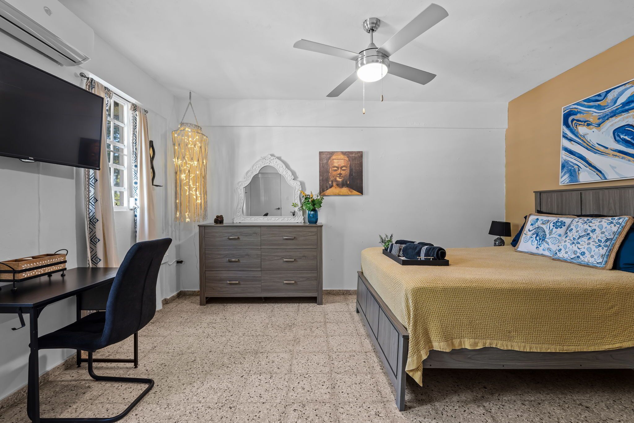 Tabla de planchar con plancha, wifi gratis y ropa de cama 