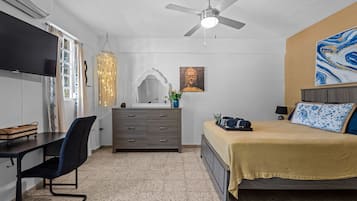 Tabla de planchar con plancha, wifi gratis y ropa de cama