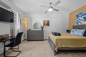 Tabla de planchar con plancha, wifi gratis, ropa de cama