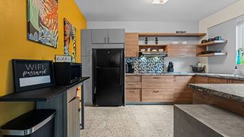 Réfrigérateur, micro-ondes, plaque de cuisson, cafetière/bouilloire