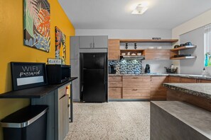 Réfrigérateur, micro-ondes, plaque de cuisson, cafetière/bouilloire