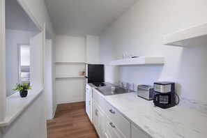 Private kitchen - Cozy 1-bedroom apartment with AC in tranquil Jacksonville (Jacksonville)
