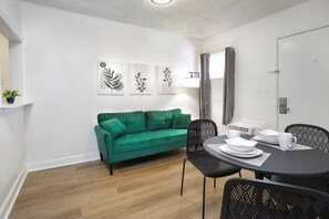 Dining - Cozy 1-bedroom apartment with AC in tranquil Jacksonville (Jacksonville)