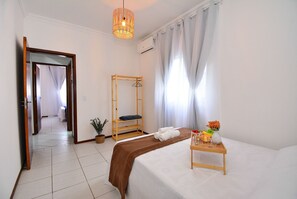 遮光カーテン、アイロン / アイロン台、WiFi (無料)