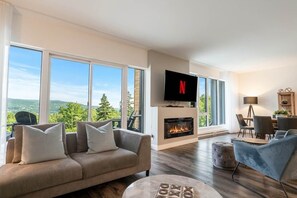 TV, offices - 108 | Chic Condo | River View & Comfort with Pool (Baie-Saint-Paul)