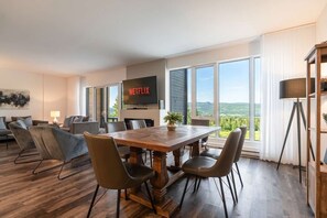 Dining - 108 | Chic Condo | River View & Comfort with Pool (Baie-Saint-Paul)