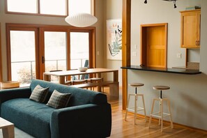 TV, fireplace - Stillwater Lakehouse -  Waterfront on Lake Samish, Bellingham WA (Bellingham)