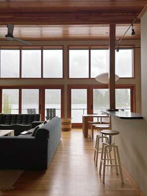 TV, fireplace - Stillwater Lakehouse -  Waterfront on Lake Samish, Bellingham WA (Bellingham)