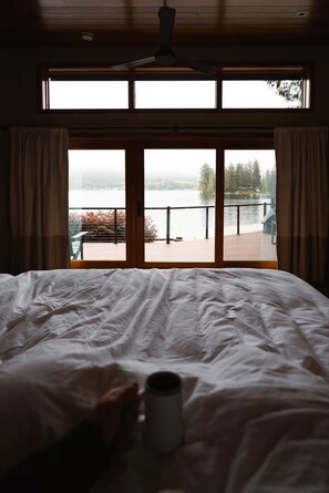 4 bedrooms, WiFi, bed sheets - Stillwater Lakehouse -  Waterfront on Lake Samish, Bellingham WA (Bellingham)