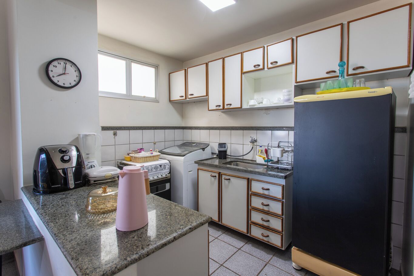 Eine Küche mit Kühlschrank, Toaster, Mixer und Sp üle.