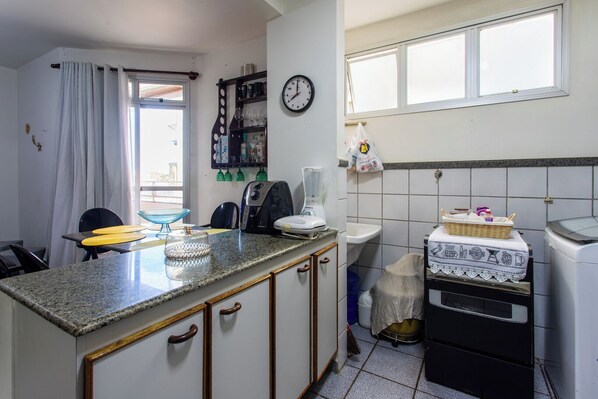 Apartment, Smoking | Private kitchen - Apto Pet Friendly com Garagem na Enseada Azul (Guarapari)