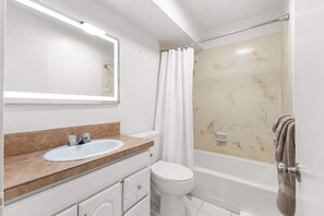 Shower, hair dryer, towels - *TOP FLOOR* Waikīkī Studio steps from the ocean (Honolulu)