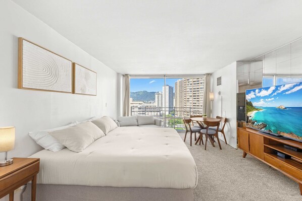 Iron/ironing board, WiFi, bed sheets - *TOP FLOOR* Waikīkī Studio steps from the ocean (Honolulu)