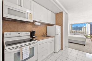 Coffee/tea maker, fridge, microwave, oven - *TOP FLOOR* Waikīkī Studio steps from the ocean (Honolulu)