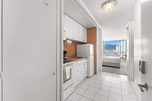 Fridge, microwave, oven, stovetop - *TOP FLOOR* Waikīkī Studio steps from the ocean (Honolulu)