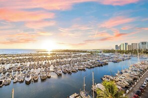Marina - *TOP FLOOR* Waikīkī Studio steps from the ocean (Honolulu)