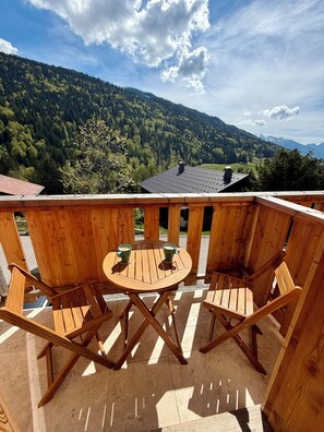 Outdoor dining - New chalet, absolute calm & mountain views - Near La Clusaz & Grand-Bornand (Saint-Jean-de-Sixt)