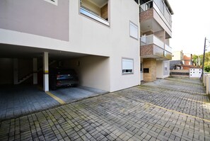 Un immeuble résidentiel à plusieurs étages doté d’un garage.