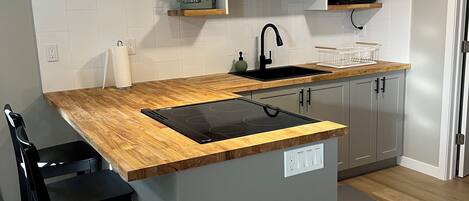 Microondas, horno, parrilla de estufa y cafetera y tetera