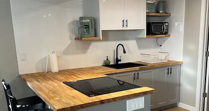 Bright & Cozy Basement Suite – Perfect for Work or Adventure