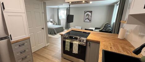 Planxa i posts de planxar, wifi gratuïta i roba de llit