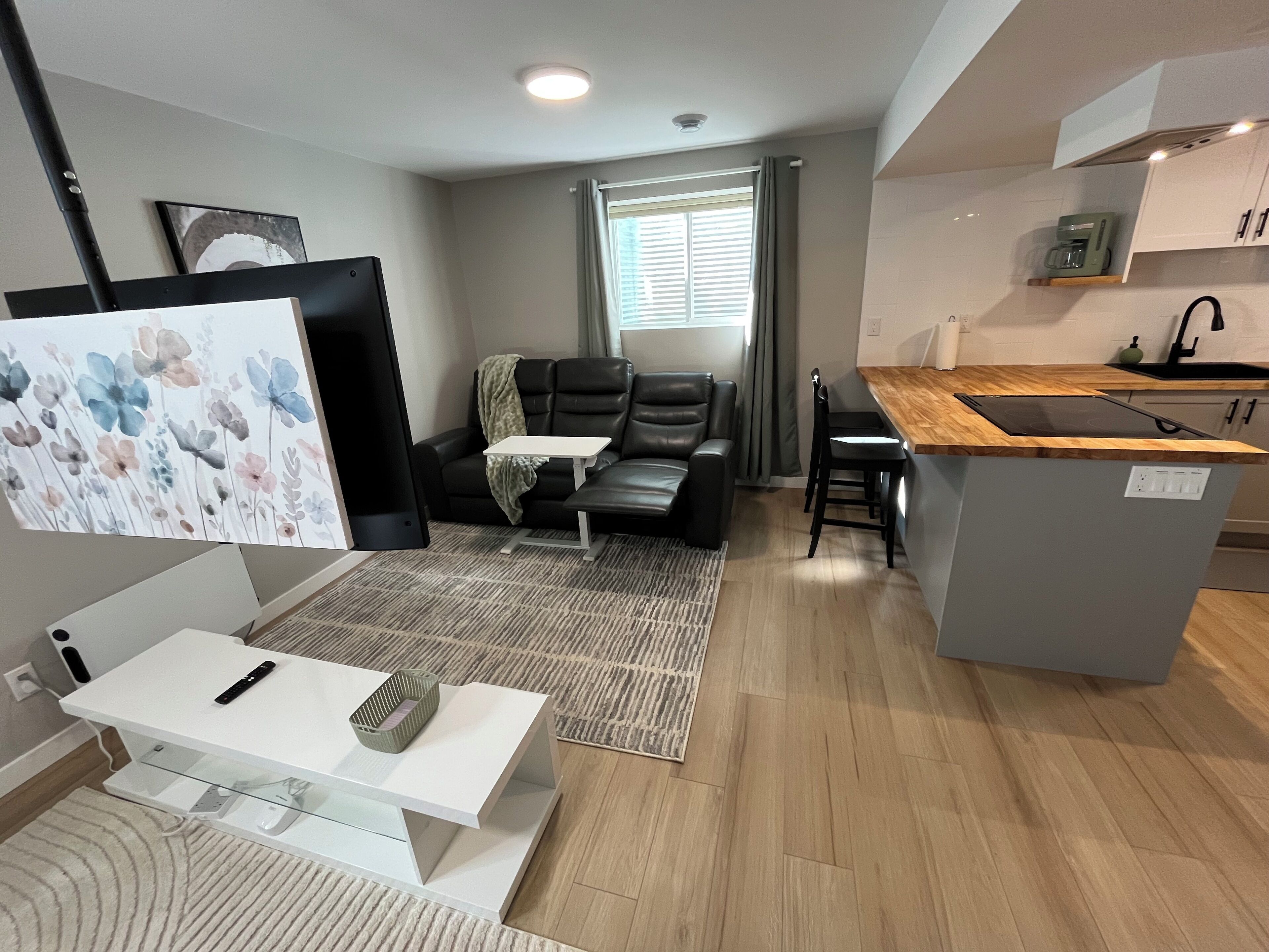 Microwave, oven, stovetop, coffee/tea maker