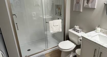 Bright & Cozy Basement Suite – Perfect for Work or Adventure