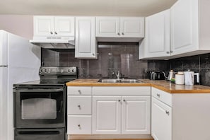 Køleskab, mikrobølgeovn, ovn, kogeplade