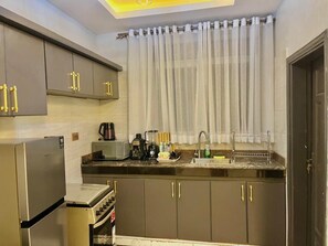 Private kitchen - Luxurious Fully furnished 2-bedroom apartment in Kampala for your Comfy stay (Kampala)