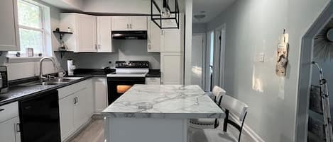 Microondas, horno, parrilla de estufa y lavavajillas