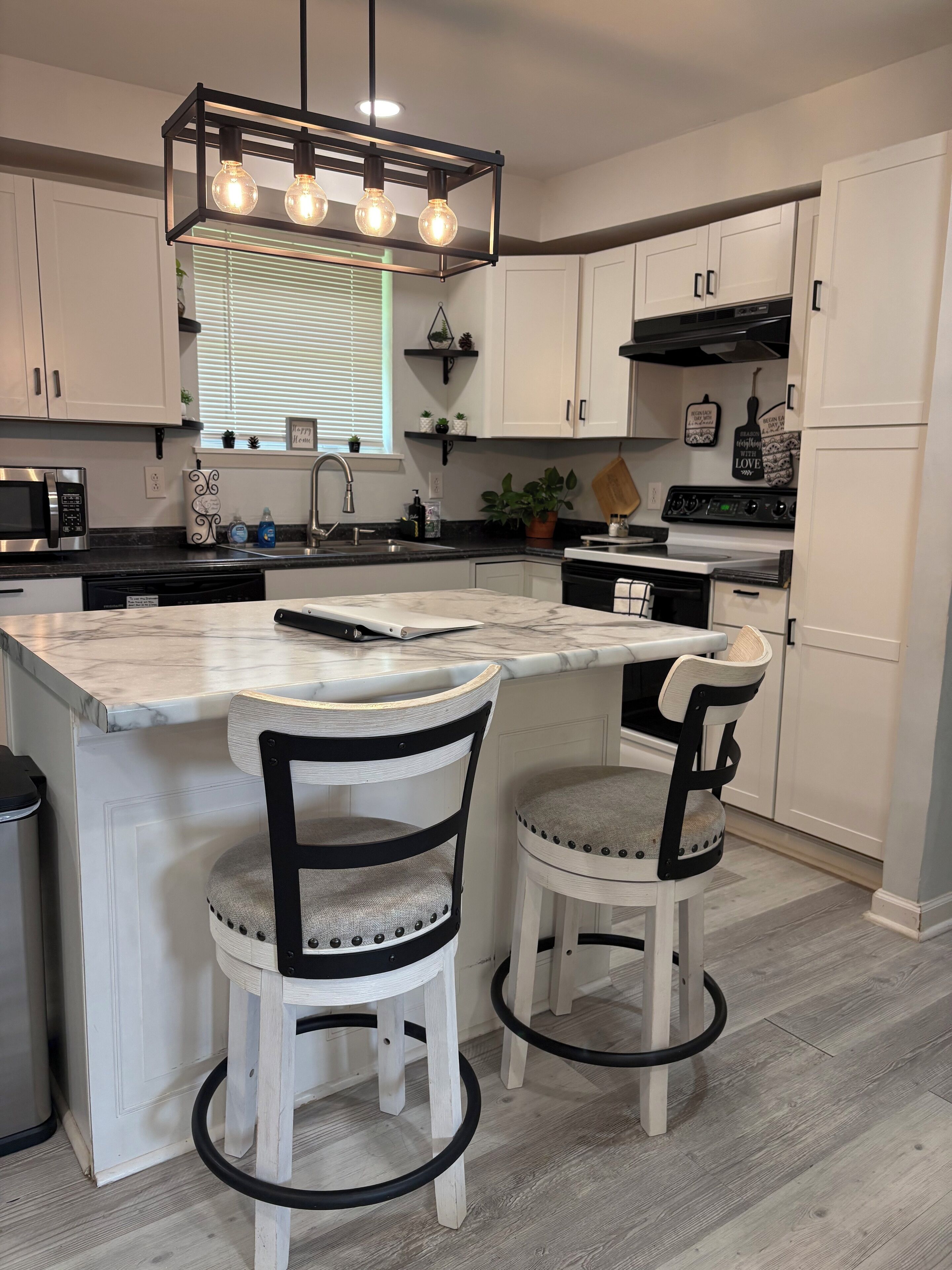 Een magnetron, een oven, een kookplaat, een vaatwasser