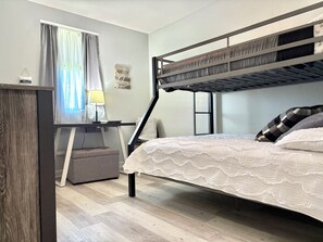 Tabla de planchar con plancha, wifi gratis y ropa de cama 