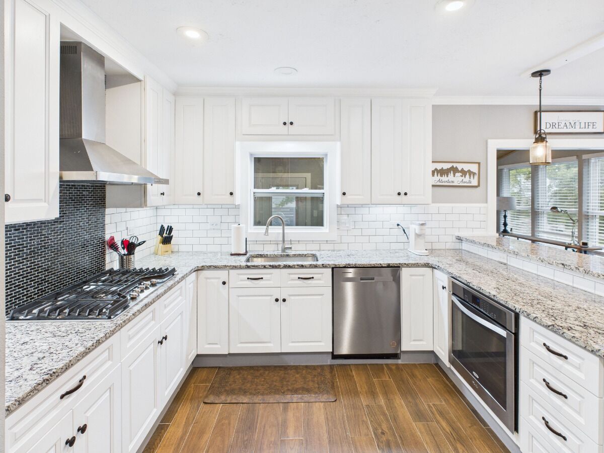 Microondas, horno, placa de cocina y lavavajillas