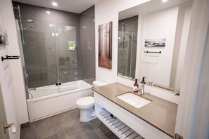 Dusche, Haartrockner, Handtücher