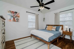 2 bedrooms, iron/ironing board, WiFi, bed sheets - Cozy Chic Plemons Cottage (Amarillo)