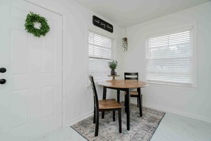 Dining - Cozy Chic Plemons Cottage (Amarillo)