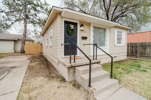 Exterior detail - Cozy Chic Plemons Cottage (Amarillo)