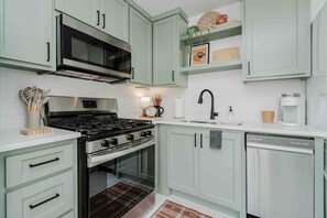 Stovetop, dishwasher, toaster, cookware/dishes/utensils - Cozy Chic Plemons Cottage (Amarillo)