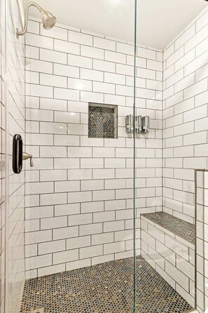 Shower, hair dryer - Franklin Park Escape-3/2.5+Pets! (Austin)