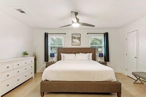 Iron/ironing board, travel cot, WiFi, bed sheets - Franklin Park Escape-3/2.5+Pets! (Austin)