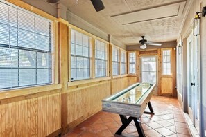 Games room - Stylish SoCo Group Retreat-Pets! (Austin)
