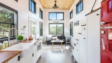 Refrigerador, microondas, parrilla de estufa y cafetera y tetera