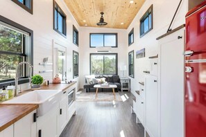 Refrigerador, microondas, parrilla de estufa y cafetera y tetera 