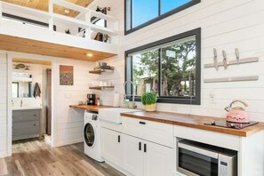 ثلاجة، ميكروويف، موقد طهي مسطح، ماكينة لصنع القهوة/الشاي