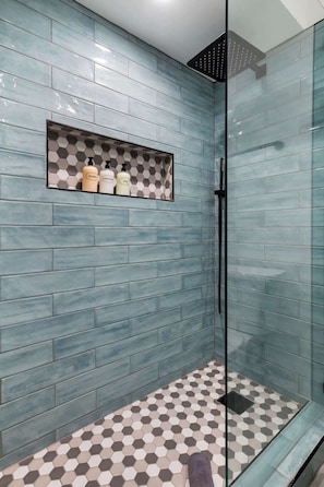 Shower, hair dryer - Stylish 5bd SE Austin Escape (Austin)