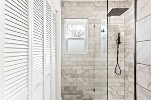 Shower, hair dryer - Cozy Studio w/ Yard & Laundry - Pet Friendly! (Austin)